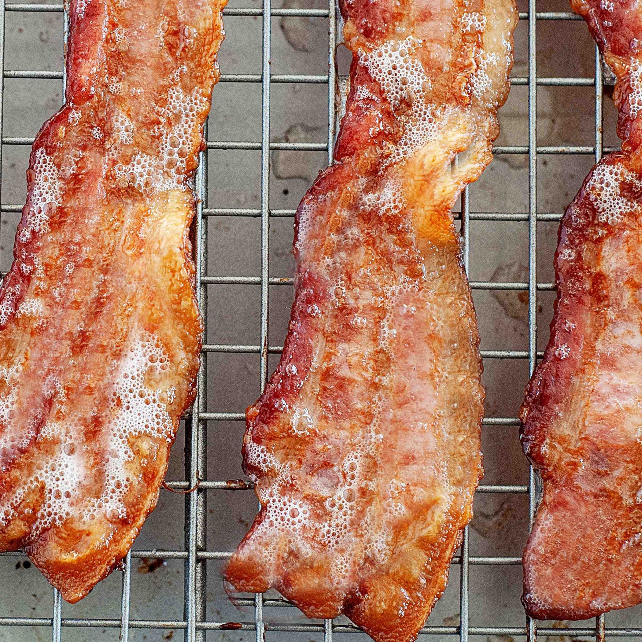 How do you make bacon on the stove?