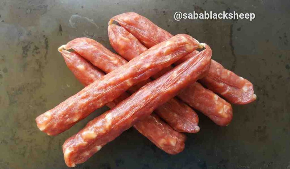 What makes Chinese sausage red?