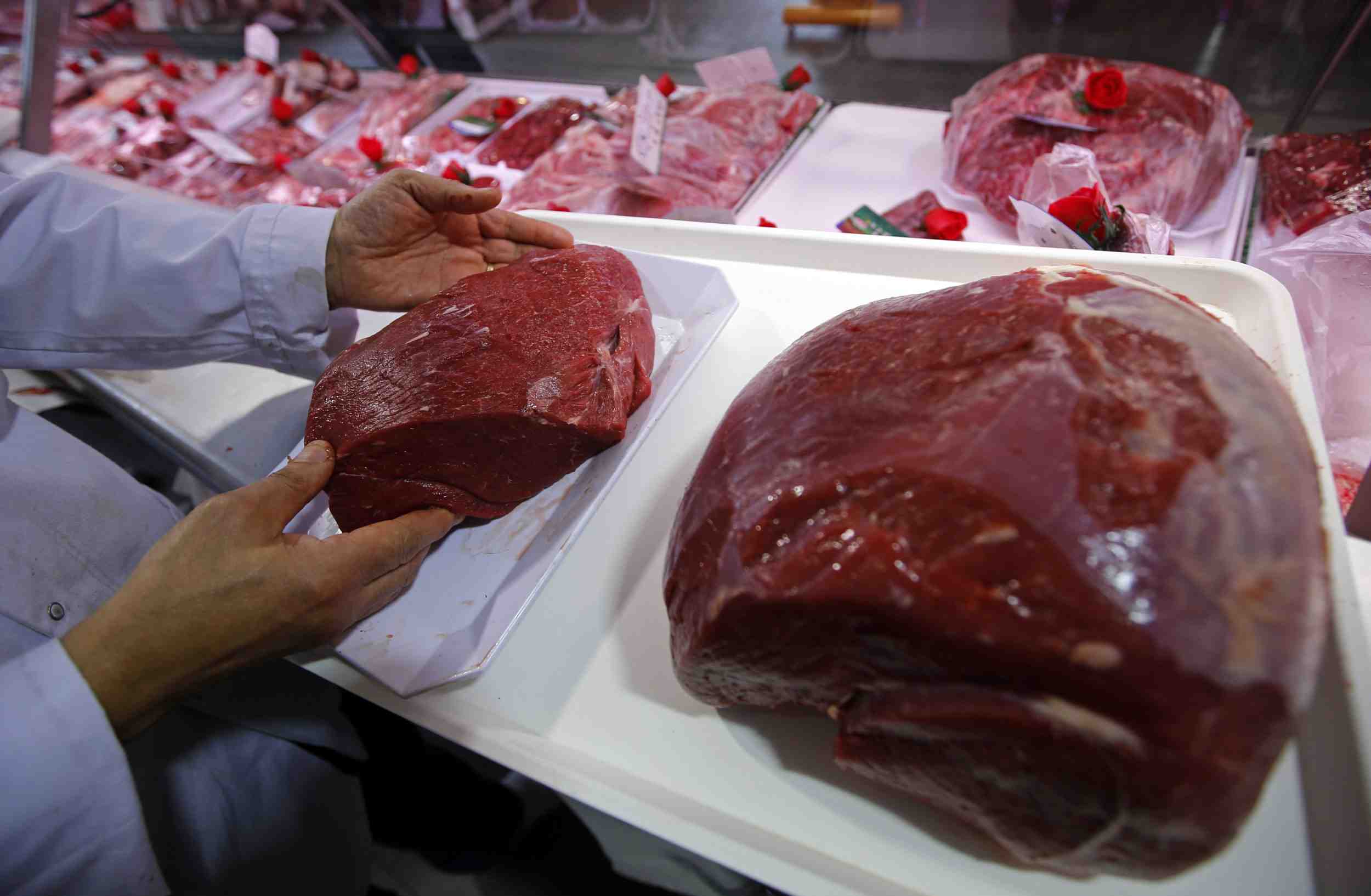 What temperature kills bacteria in meat?