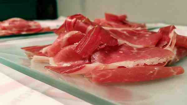 What is the difference between jamon serrano and prosciutto?